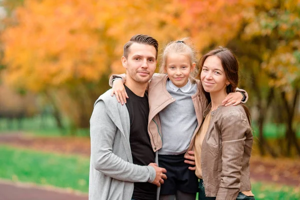 Портрет счастливой семьи троих в осенний день — стоковое фото