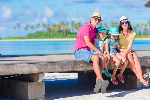 Jovem família em férias na praia — Fotografia de Stock