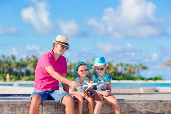 Aile baba ve çocuklar üzerinde beyaz kumlu plaj — Stok fotoğraf