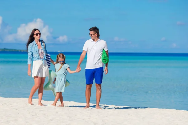 Jonge gezin op strandvakantie — Stockfoto