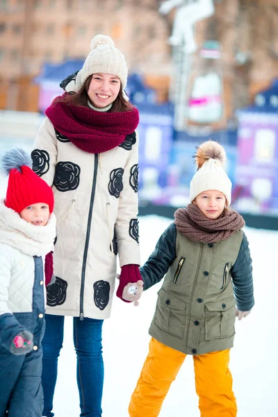 Patinaje familiar en pista de hielo con madre —  Fotos de Stock