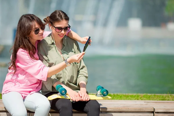 Mujeres jóvenes felices en la ciudad europea. Turistas caucásicos se divierten juntos al aire libre —  Fotos de Stock