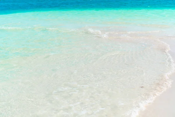 Idyllische tropische strand met wit zand, turquoise zeewater en mooie kleurrijke hemel op Caribische eiland — Stockfoto