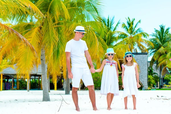 Jeune père et petits enfants en vacances à la plage — Photo