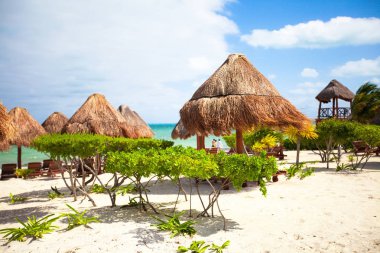cennet görünümü güzel tropik boş kumlu Plage şemsiye ve plaj sandalyesi ile