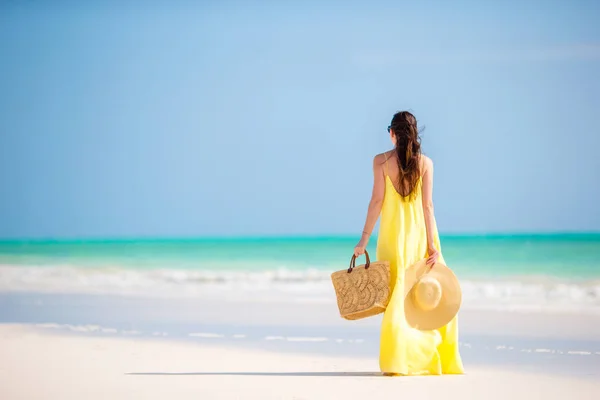 Mujer joven en sombrero durante las vacaciones en la playa tropical —  Fotos de Stock