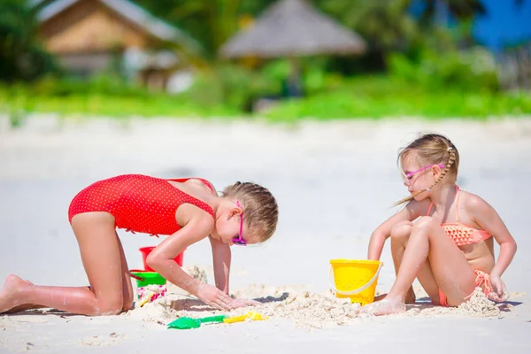 可爱的小女孩，在暑假期间。孩子们在白色的沙滩上玩沙滩玩具 — 图库照片
