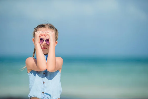 Petite fille active sur la plage de sable blanc s'amuser. Gros plan enfant fond la mer — Photo