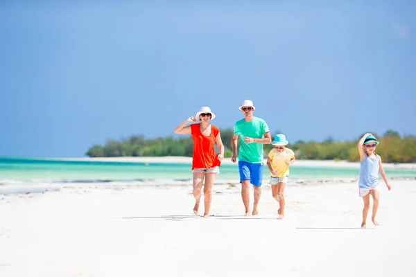 Familia joven en la playa — Foto de Stock