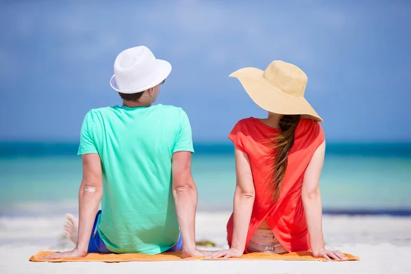 Jeune famille de deux personnes sur la plage de sable blanc pendant les vacances d'été — Photo