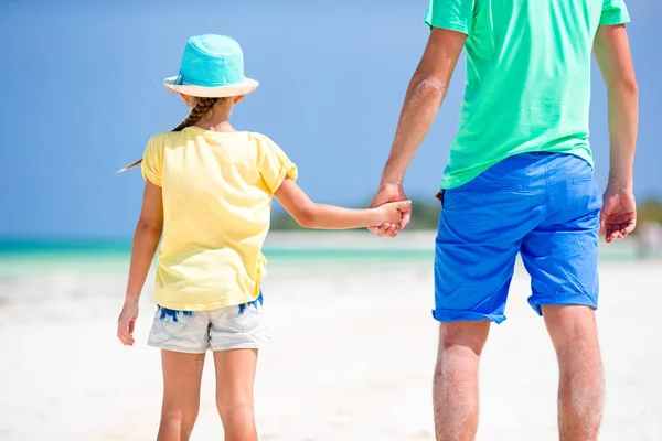 Küçük kız ve baba tropikal plaj tatil sırasında — Stok fotoğraf