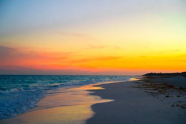 Increíble hermosa puesta de sol en una playa caribeña exótica —  Fotos de Stock