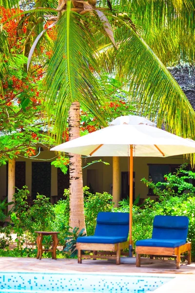 Bellissimo paesaggio di lusso intorno alla piscina nel resort dell'hotel — Foto Stock