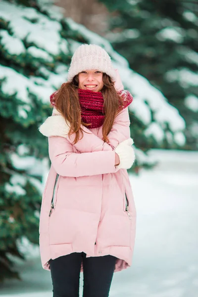Gelukkig meisje geniet van winter en sneeuw weer buitenshuis op mooie winterdag — Stockfoto
