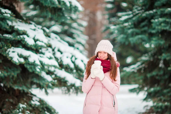 幸せな女の子が美しい屋外の冬と雪の天候を楽しむ wonter 日 — ストック写真