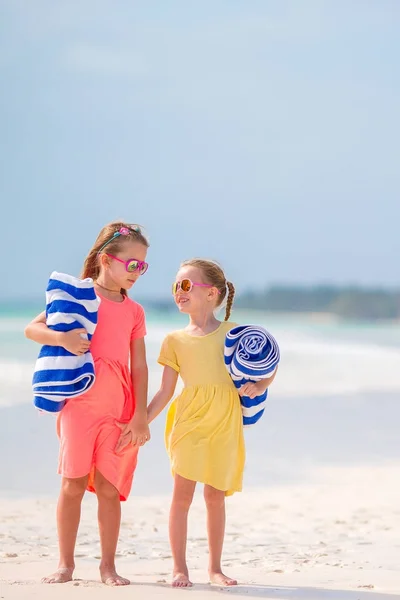 Little girls with towels ready for swimming at the sea on tropical beach — Stock Photo, Image