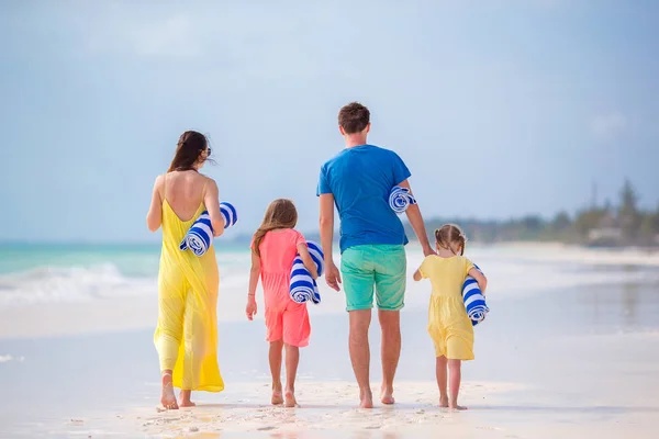 Back view of a young family on tropical beach — Stock Photo, Image