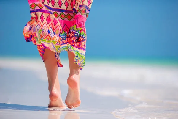 Mujeres pies en la playa de arena blanca en aguas poco profundas — Foto de Stock