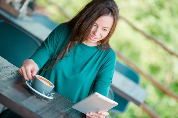 Jeune femme dans un café extérieur — Photo