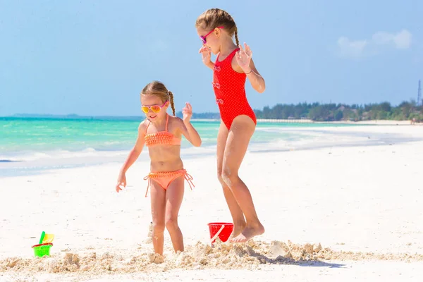 Rozkošné holčičky během letních prázdnin. Děti hrají s hračkami beach na pláži s bílým — Stock fotografie