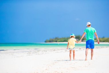 Küçük kız ve baba tropikal plaj tatil sırasında