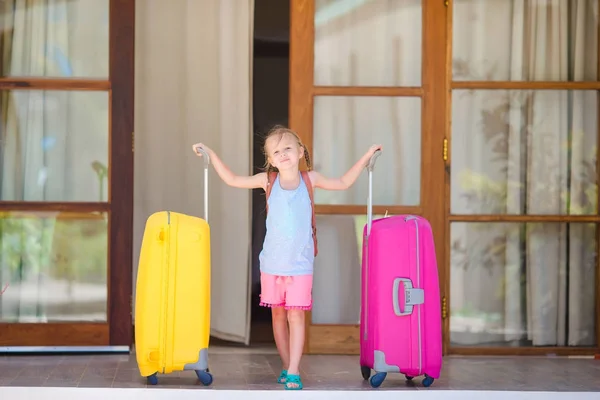 Adorável menina com luggages pronto para viajar — Fotografia de Stock