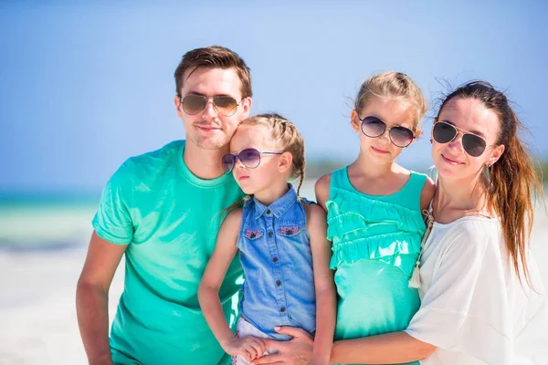 Молодая красивая семья в отпуске — стоковое фото
