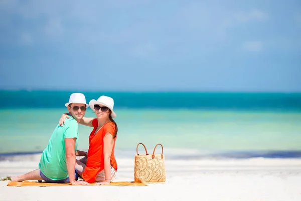 Ung familj av två på vit strand har mycket roligt — Stockfoto