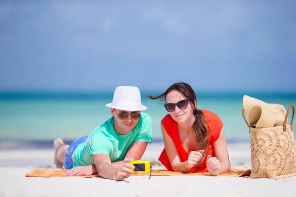 Glückliches Paar beim Selbstporträt am Strand im Urlaub — Stockfoto