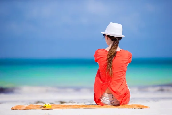 Νεαρή γυναίκα με καπέλο κατά τη διάρκεια διακοπών τροπική παραλία — Φωτογραφία Αρχείου