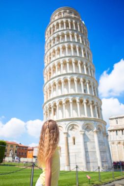 Pisa, İtalya'nın ünlü Leaning Tower yakınındaki İtalyan tatilde küçük kız