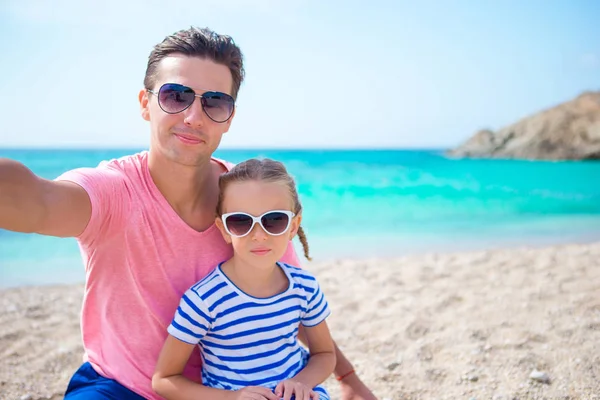 Młody ojciec i małe dziecko biorąc zdjęcie selfie na plaży — Zdjęcie stockowe