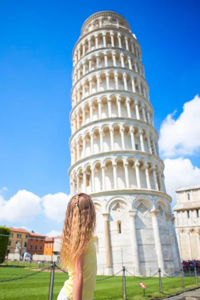 Маленькая девочка в итальянском отпуске недалеко от знаменитой Пизанской башни, Италия — стоковое фото