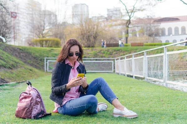 街上有手机的女人使用移动智能手机的妇女. — 图库照片