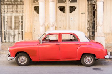 HAVANA, CUBA - 14 Nisan 2017: Eski Havana, Küba 'da klasik klasik klasik arabanın kapanışı. Turistler için en popüler ulaşım taksi olarak kullanılır..