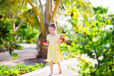 Lüks tatil beach tatil sırasında sevimli küçük kız