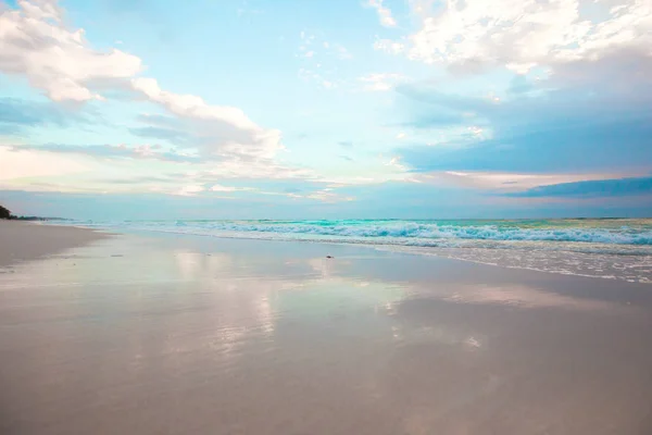 Verbazingwekkende mooie zonsondergang op een exotisch kariboenstrand — Stockfoto