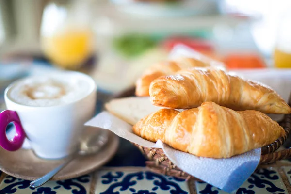 Tasty traditional yummy breakfast with coffee and croissants at the outdoor bar — Stock Photo, Image