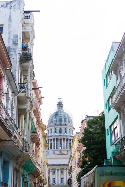 LA HABANA, CUBA - 14 DE ABRIL DE 2017: Auténtica vista del Capitolio y la calle de La Habana Vieja — Foto de Stock