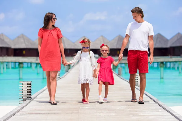 Giovani famiglie in vacanza si divertono molto alle Maldive — Foto Stock