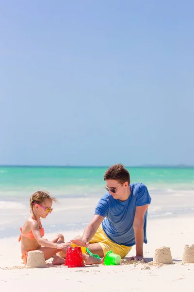 Father and little kid making sand castle at tropical beach — Stock Photo, Image