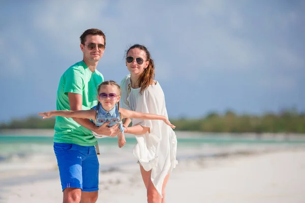 Giovane famiglia in vacanza al mare. Famiglia di tre persone godono le loro vacanze — Foto Stock