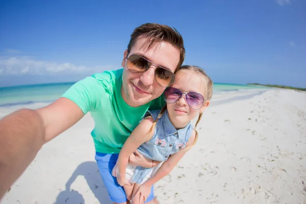 Jovem pai e criança tirando foto selfie na praia — Fotografia de Stock