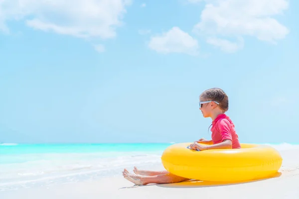 Entzückendes kleines Mädchen im Strandurlaub bei Ebbe — Stockfoto