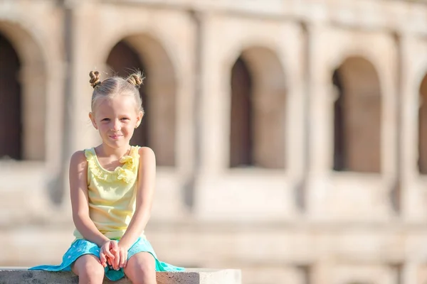 Niña adorable frente al Coliseo en Roma, Italia —  Fotos de Stock