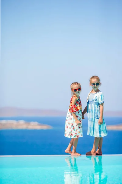 Urocze dziewczynki cieszyć swoje wakacje w Grecji — Zdjęcie stockowe