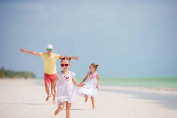 Joven familia de vacaciones tienen un montón de diversión — Foto de Stock