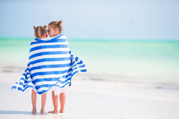 Małe słodkie dziewczyny zawinięty w ręcznik na tropikalnej plaży. Dzieci na wakacje na plaży — Zdjęcie stockowe