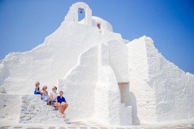 Yunanistan'da Mykonos Adası'Paraportiani Kilisesi'nin merdivenlerde Dört Kişilik Aile
