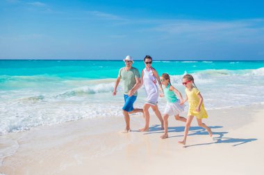 Genç aile tatilde çok eğleniyor.